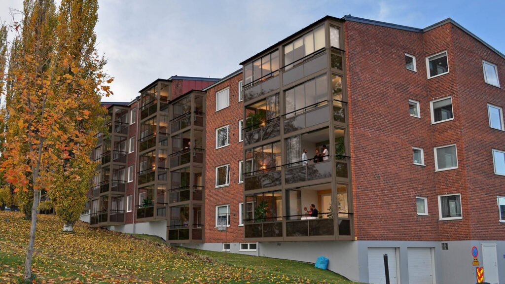 36 nya inglasade balkonger till Brf Varvet 2 i Timrå