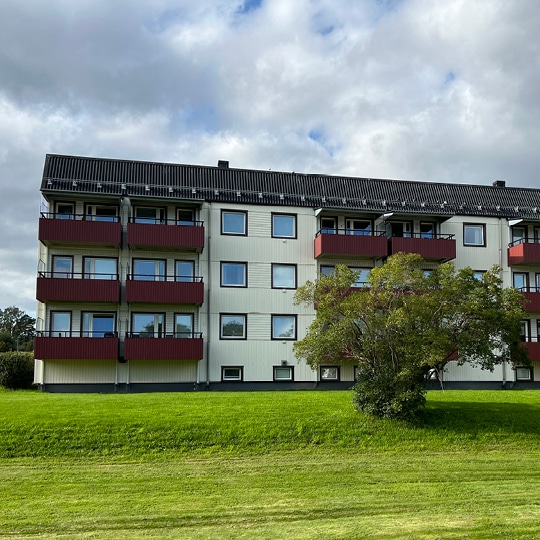 Före bild: Nya inglasade balkonger i Sundsvall – ett lyckat projekt av Balco för Brf Elektroden.