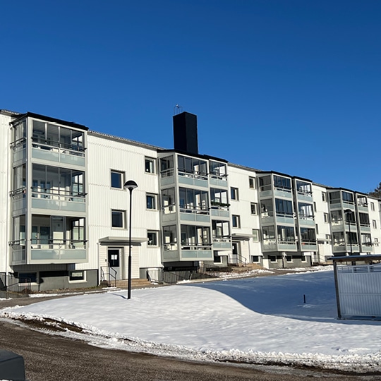 Efter bild: Nya inglasade balkonger i Sundsvall – ett lyckat projekt av Balco för Brf Elektroden.
